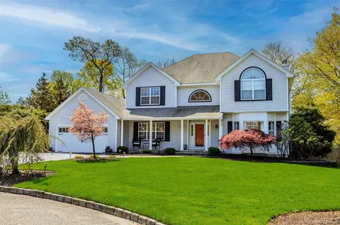 10 Clemens Ct, Setauket, NY 11733