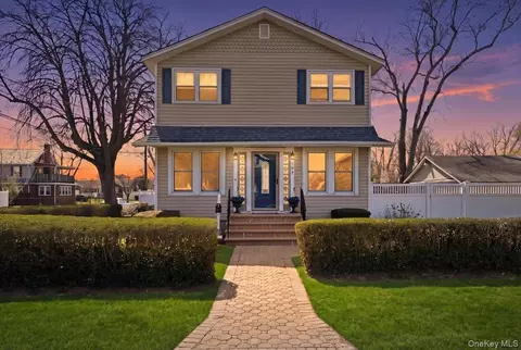 197 S 4th St, Lindenhurst, NY 11757