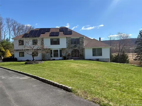32 Pearce Dr, Woodbury, NY 10930