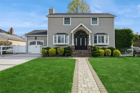 21 Crest Rd E, Merrick, NY 11566