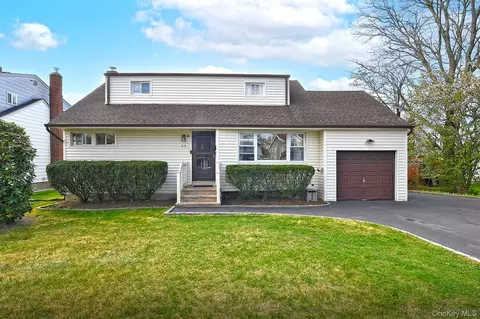 25 Lincoln Rd N, Plainview, NY 11803