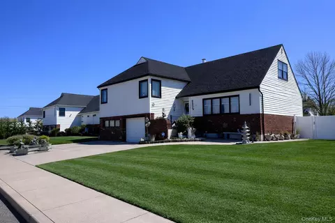 13 Noon Pl, Freeport, NY 11520