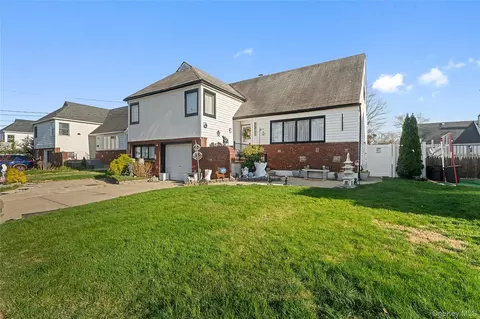 13 Noon Pl, Freeport, NY 11520