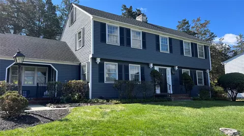 4 Scenic Dr, Poughkeepsie, NY 12603