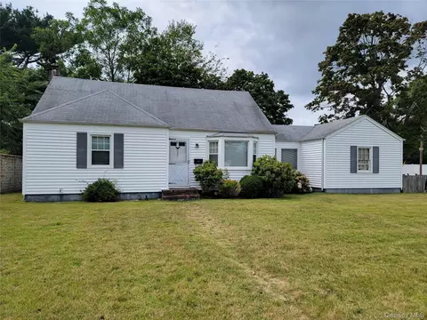 392 3rd Ave, Bayport, NY 11705