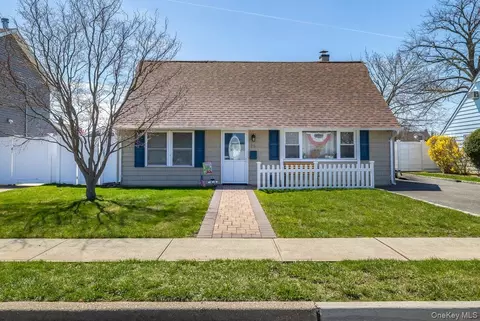 25 Park Ln, Bethpage, NY 11714