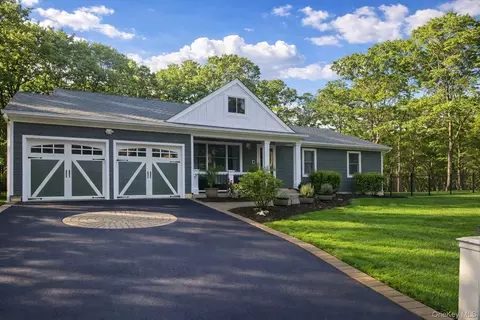 14 Belvoir Ct, Brookhaven, NY 11788