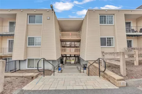 618 Fox Run Ln, Carmel Hamlet, NY 10512