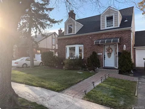 25 Crowell St, Hempstead, NY 11550