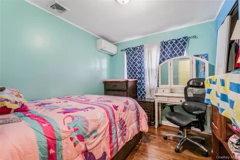 Bedroom - 68 Riverdale Rd, Valley Stream, NY 11581 photo 4 of 6