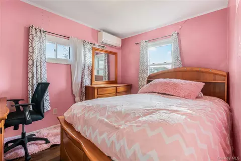 Bedroom - 68 Riverdale Rd, Valley Stream, NY 11581 photo 5 of 6