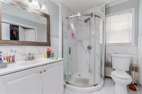 Bath - 68 Riverdale Rd, Valley Stream, NY 11581 photo 2 of 3