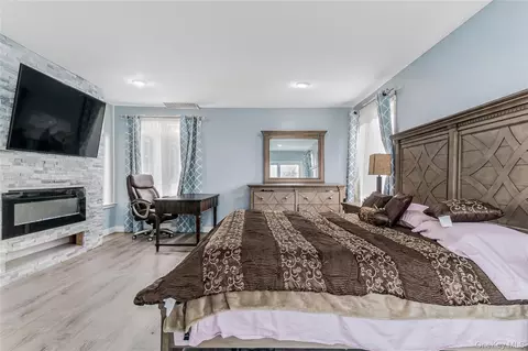 Bedroom - 68 Riverdale Rd, Valley Stream, NY 11581 photo 3 of 6