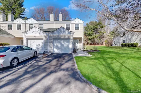 39 Quail Ct, Manorville, NY 11949
