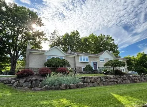 2 Emily Ln, Stony Point, NY 10980