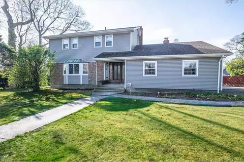 22 Oak Ln, Blue Point, NY 11715