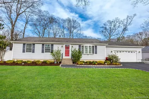 9 S Pond Trl, Ridge, NY 11961
