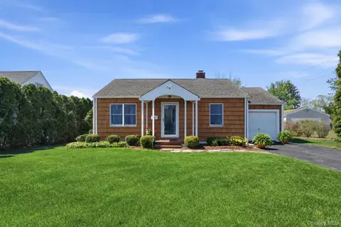 359 Fishel Ave, Riverhead, NY 11901