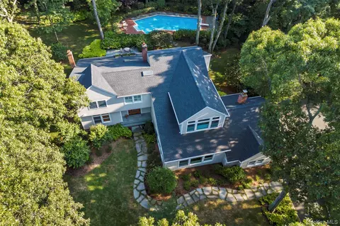 8 Waterview Ln, Setauket, NY 11733