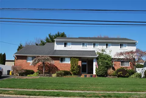 66 Laurel Dr, Massapequa Park, NY 11762