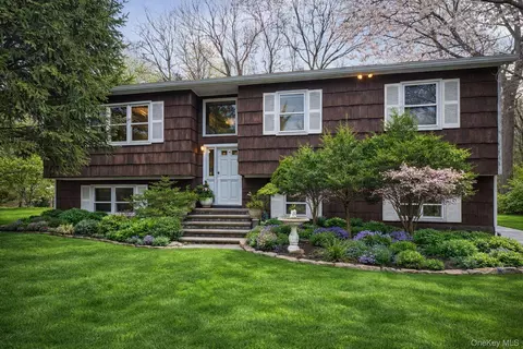 12 Green Bower Ln, Clarkstown, NY 10956
