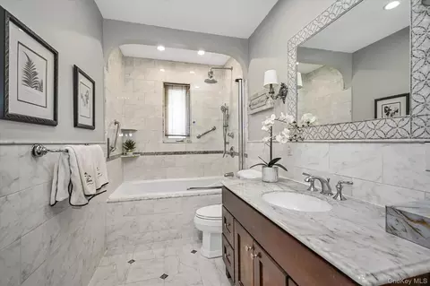 Bath - 136-54 71st Rd, Flushing, NY 11367 photo 2 of 5