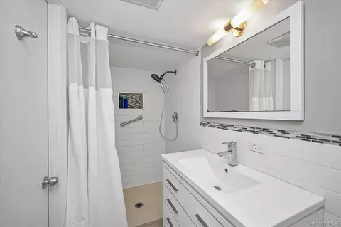 Bath - 136-54 71st Rd, Flushing, NY 11367 photo 4 of 5