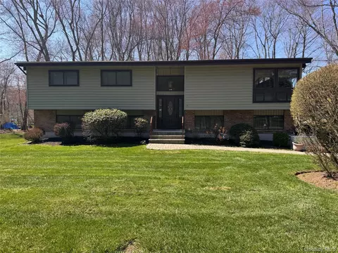 35 Goebel Rd, Clarkstown, NY 10956