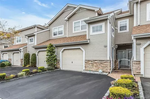 99 Carriage Ln, Plainview, NY 11803
