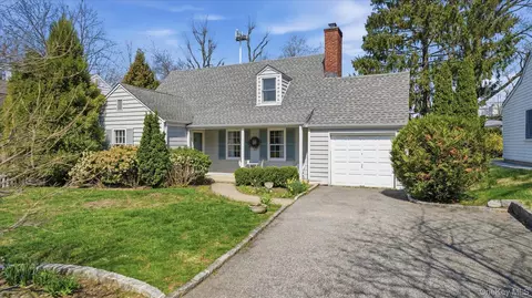 6 Derby Rd, North Hempstead, NY 11050