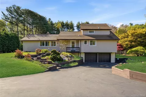 334 Edgewood Ave, Smithtown, NY 11787