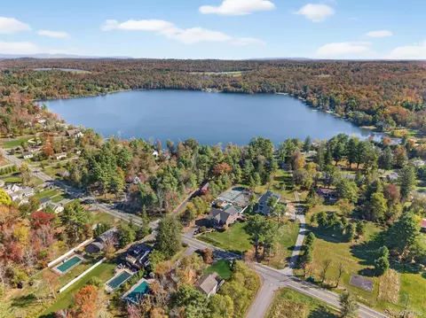 518 Sackett Lake Rd, Thompson, NY 12701