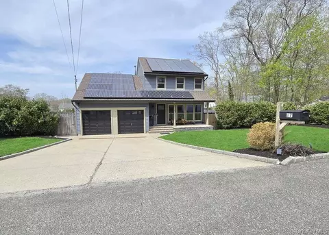 27 Ridgewood Ave, Selden, NY 11784