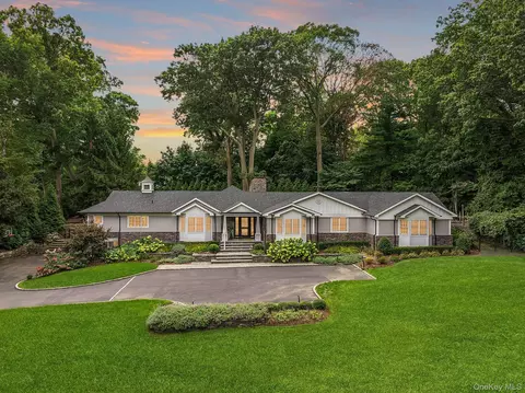 40 Dogwood Ln, North Hempstead, NY 11050