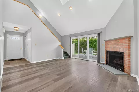 Living - 115 Fields Ln, Peekskill, NY 10566 photo 2 of 7
