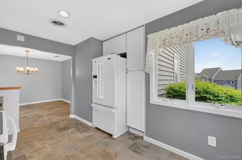 Entry Way - 115 Fields Ln, Peekskill, NY 10566 photo 2 of 2