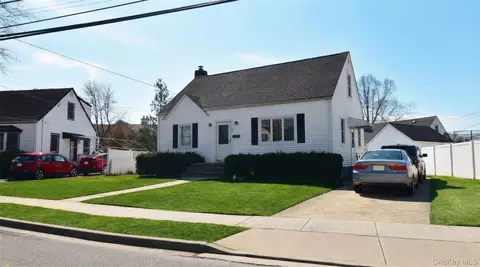 6 Sullivan Rd, Farmingdale, NY 11735