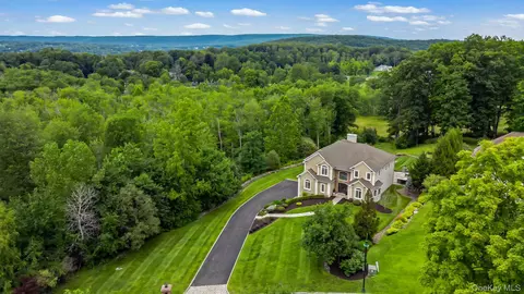 31 Greenwich Ave, Central Valley, NY 10917