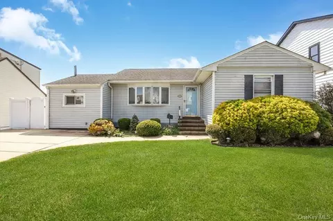 3866 Hudson Ave, Seaford, NY 11783