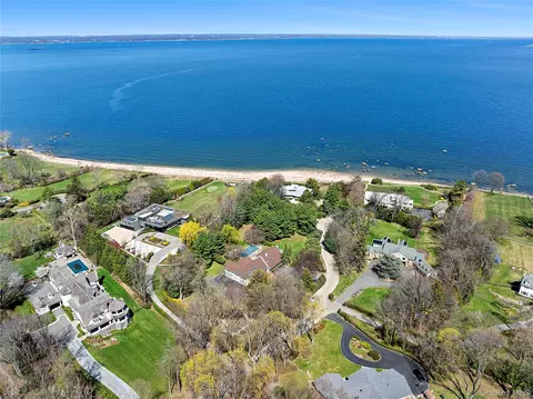 92 Old House Ln, North Hempstead, NY 11050
