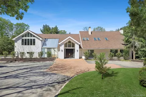 92 Old House Ln, North Hempstead, NY 11050