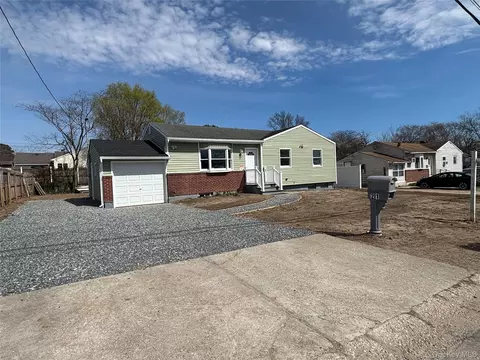 21 Pinetop Dr, Central Islip, NY 11722