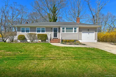 61 Newton Blvd, Lake Ronkonkoma, NY 11779