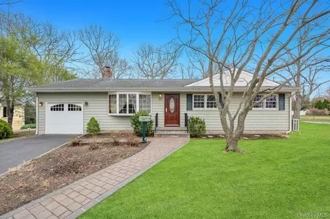 287 6th Ave, Saint James, NY 11780