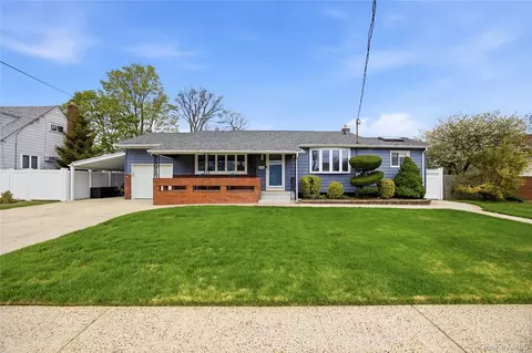644 N Clinton Ave, Lindenhurst, NY 11757