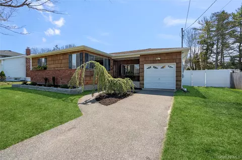 40 Bartley Ln, West Sayville, NY 11796