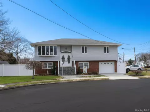 395 N Putnam Ave, Lindenhurst, NY 11757