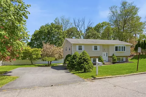 1 Muir Ln, Clarkstown, NY 10956