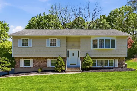 1 Muir Ln, Clarkstown, NY 10956