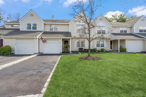 62 Mystic Cir, Bay Shore, NY 11706